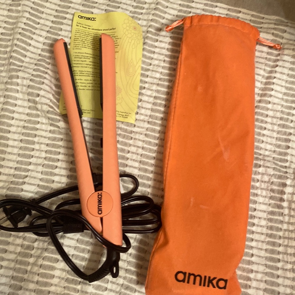 BRAND NEW never used straightener from Amika for sale !!!
